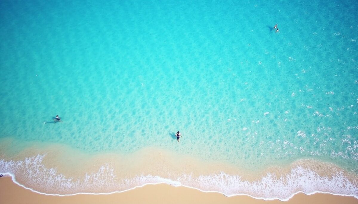 Piscine avec plage immergée : découvrez ses atouts et ses limites